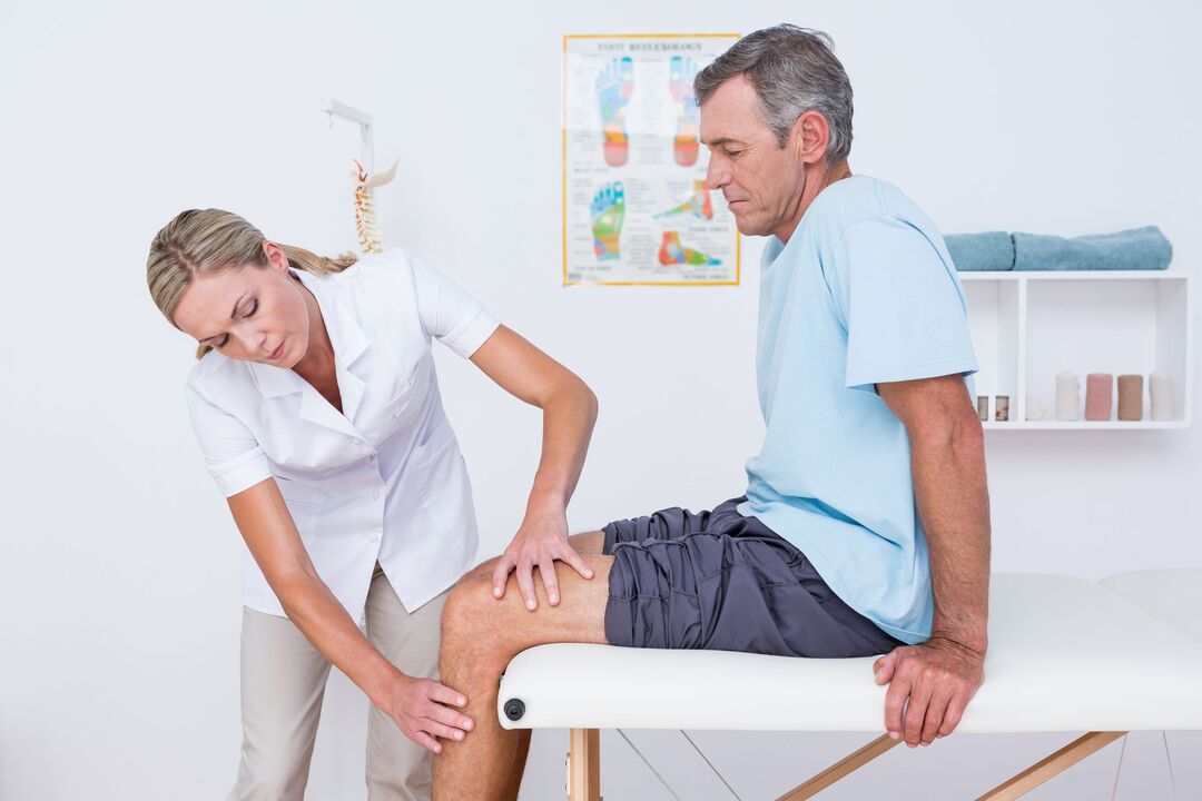 médecin examinant un patient atteint d'arthrose du genou