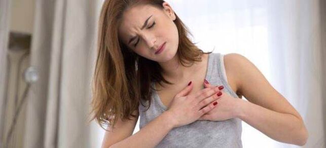 L'ostéochondrose de la colonne thoracique peut se manifester par des douleurs dans la région cardiaque