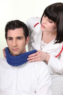 Le médecin met sur le patient le col de Shantsz
