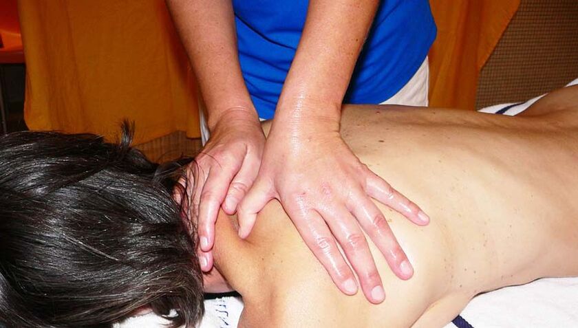 Session de massage pour l'ostéochondrose de la colonne cervicale